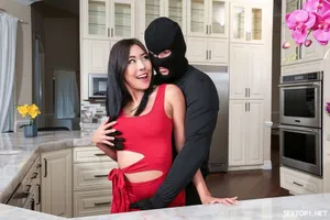 Thiếu nữ lồn rậm thuê trai bao địt khỏe về làm tình