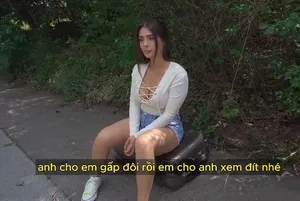 đang thiếu thốn tiền bạc thì cô gái được đề nghị khỏa thân nhận tiền